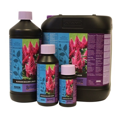 Frascos de fertilizante líquido Blossom Builder Liquid com rótulos azuis e roxos e flores cor de rosa