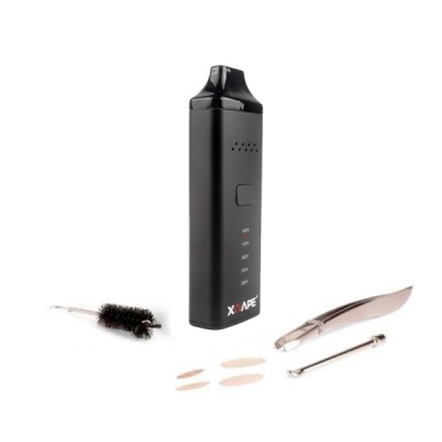 Dispositivo preto XVAPE com acessórios de limpeza e uso sobre fundo branco