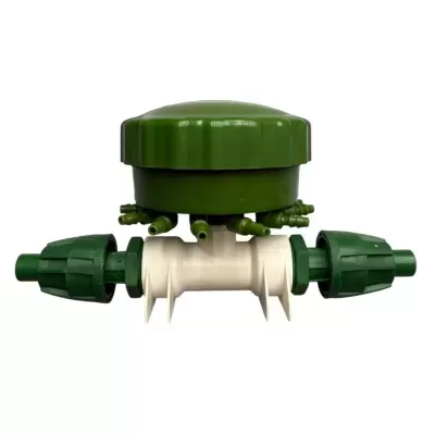 Válvula de irrigação com corpo branco e tampa verde com bicos.