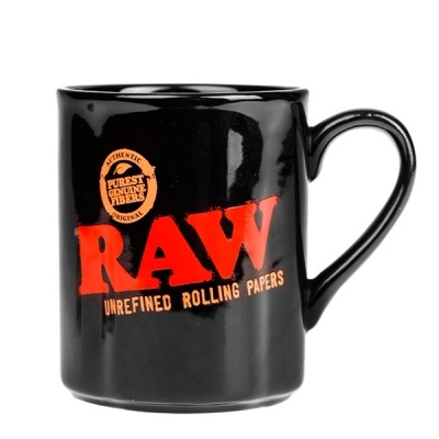 Caneca preta com texto RAW em vermelho e selo laranja