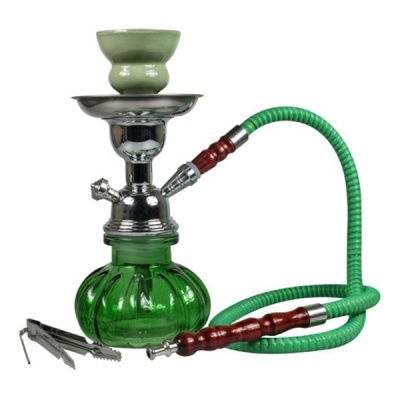 Narguilé verde com base de vidro, corpo metálico e mangueira verde com empunhadura de madeira