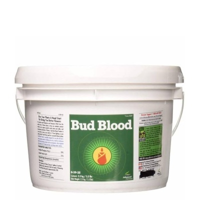Recipiente branco de plástico Bud Blood com rótulo verde e texto branco e amarelo
