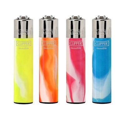Quatro isqueiros Clipper reutilizáveis coloridos com padrão ondulado
