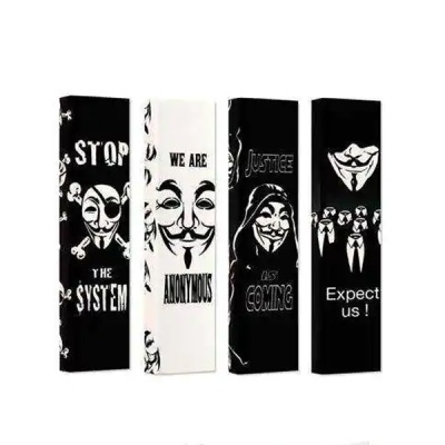 Conjunto de quatro quadros verticais com máscaras do Anonymous e textos de protesto