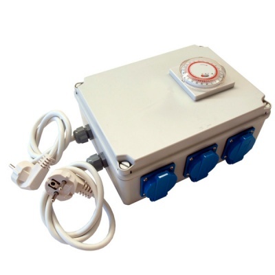 Temporizador elétrico com três tomadas azuis e disco de controlo redondo