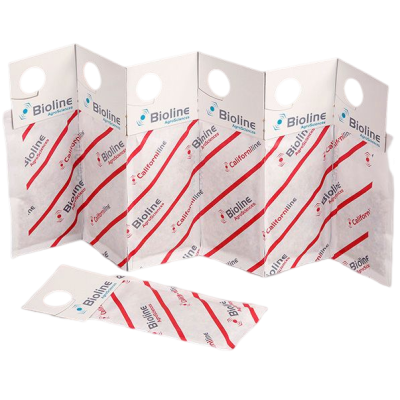 Sacos de papel branco com alças e texto Bioline AgroSciences e Californiline em padrão diagonal