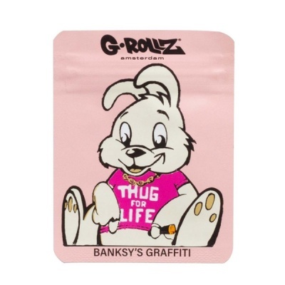 Embalagem rosa com coelho branco em camisola rosa e texto