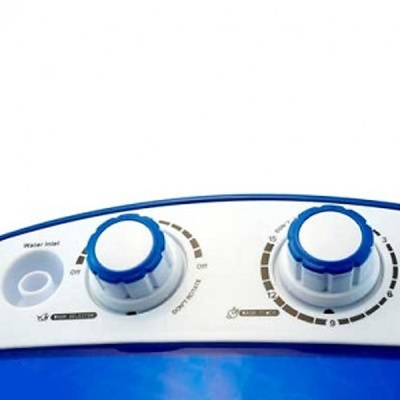 Painel da máquina de lavar roupa azul e branco com botões de controlo