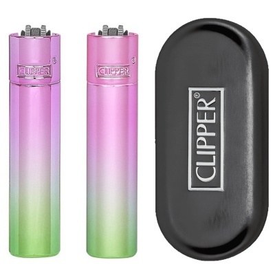 Dois isqueiros coloridos e um estojo negro com logótipo CLIPPER