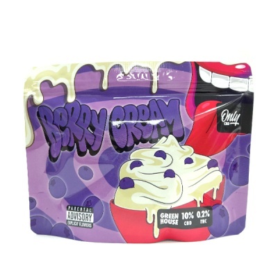 Embalagem Rolly Cream roxa e creme com chantili e texto