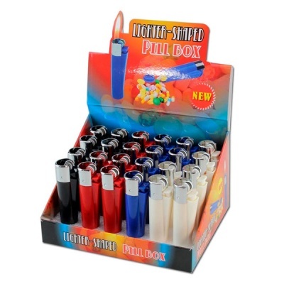 Caixas de comprimidos em forma de isqueiro em várias cores num expositor com texto LIGHTER-SHAPED PILL BOX e NEW