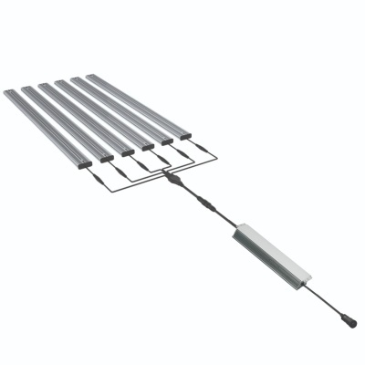 Conjunto de seis barras metálicas prateadas ligadas por cabos pretos com caixa retangular prateada