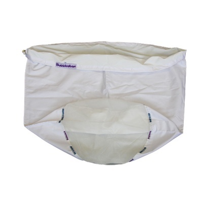 Saco branco coador com etiqueta Bubblerator em fundo branco