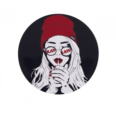 Ilustração circular de mulher com gorro vermelho e óculos com a palavra RAW