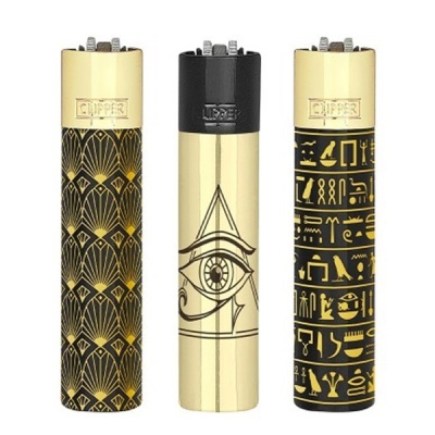 Três isqueiros Clipper dourados e pretos com padrões geométricos, olho de Horus e hieróglifos.