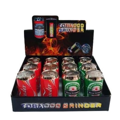 Trituradores metálicos para tabaco em forma de latas de refrigerante vermelhas e verdes num expositor preto com texto colorido