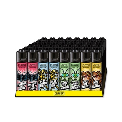 Isqueiros Clipper reutilizáveis com diferentes textos coloridos em suporte amarelo