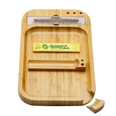 Tabuleiro de madeira para enrolar cigarros com papers G-ROLLZ e ferramenta de madeira.