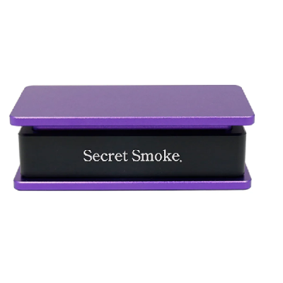 Caixa retangular roxa e preta com texto Secret Smoke.