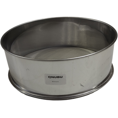 Peneira redonda metálica prateada com etiqueta QNUBU