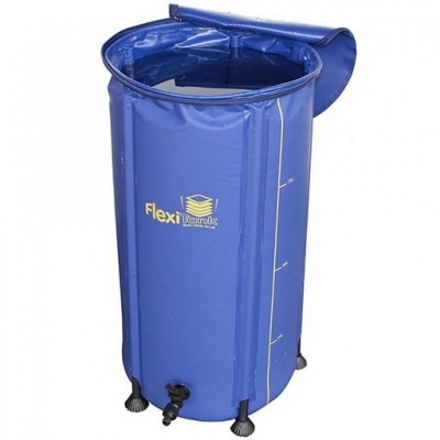 Depósito flexível azul da marca Flexi com válvula e tampa aberta