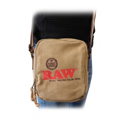 Mala de ombro castanha RAW em tecido com texto impresso