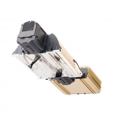 Luminária industrial suspensa com corpo dourado e vidro transparente