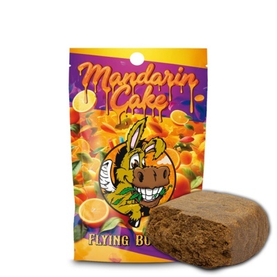 Embalagem do produto Mandarin Cake com design colorido e pedaço sólido castanho ao lado
