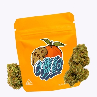 Pacote laranja com design de cookie e laranja e flores secas verdes