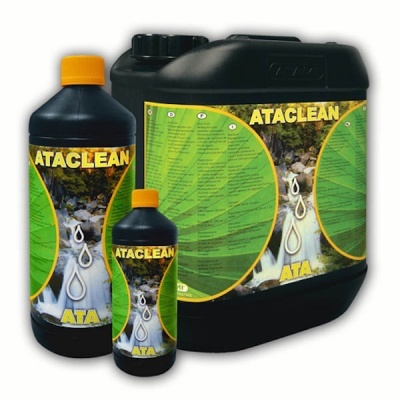 Frascos de plástico preto com tampas laranja e rótulos verdes com imagem de água e texto ATACLEAN ATA