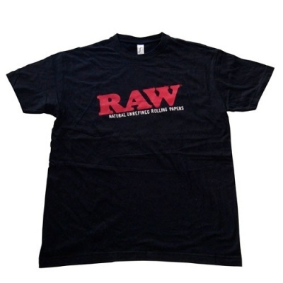 T-shirt preta com logotipo RAW vermelho e texto branco