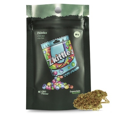 Embalagem preta com texto Zkittlez e imagem colorida de saco a verter bolas coloridas, flor de cannabis seca ao lado.