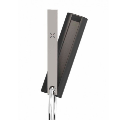 Dispositivo retangular metálico cinza claro com padrão de quatro pontos e suporte preto curvo