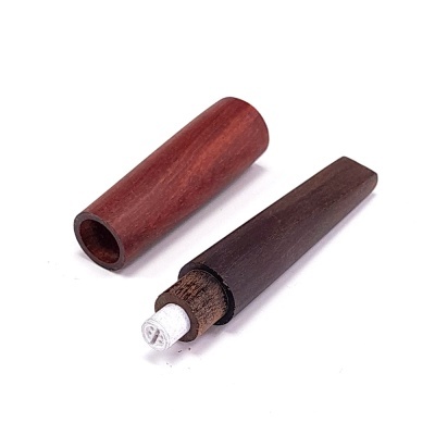 Porta-incenso de madeira com suporte de incenso branco em fundo branco