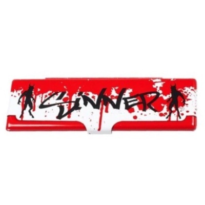 Estojo retangular vermelho e branco com texto SINNER e figuras de diabos