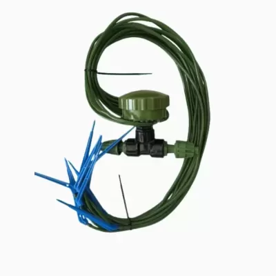 Conjunto de rega por gotejamento com tubo verde e estacas azuis