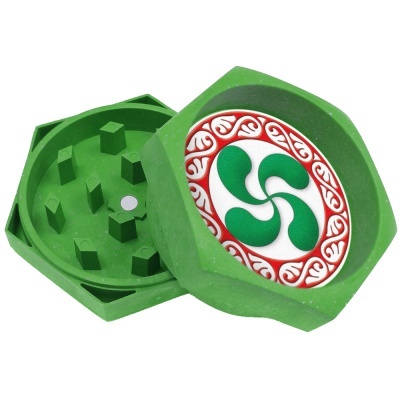 Triturador de ervas verde com tampa decorada com desenho circular em verde, vermelho e branco