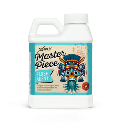 Frasco branco com rótulo azul e bege, texto Master Piece Flush Agent e máscara tribal colorida