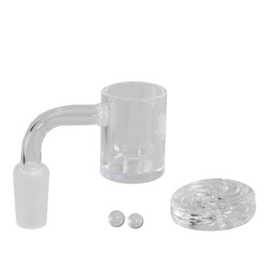 Peças de vidro transparentes, incluindo copo cilíndrico com haste, duas pequenas bolas e peça circular texturada.