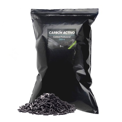Pacote preto de carvão ativo com pellets pretos à frente