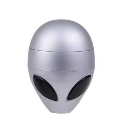Recipiente em forma de cabeça de alienígena prateado com olhos pretos
