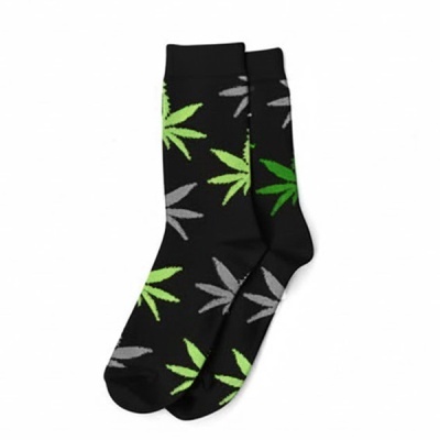 Meias pretas com folhas verdes e cinzentas