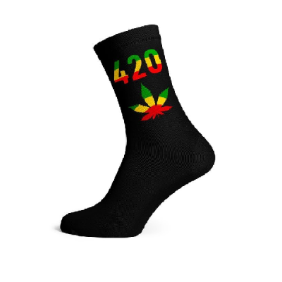 Meia preta com número 420 e folha colorida vermelha, verde e amarela