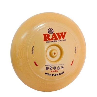 Disco voador amarelo com texto RAW e frases PUFF, PUFF, PASS no centro