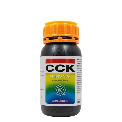 Frasco plástico preto com tampa laranja e etiqueta colorida com texto CCK Amino CCK Aplicación Foliar Aminoácidos 250 ml