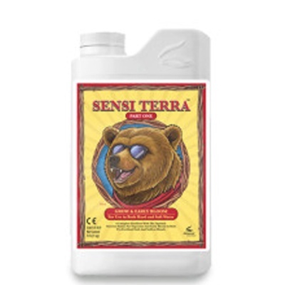 Frasco branco com rótulo amarelo e desenho de urso com óculos escuros