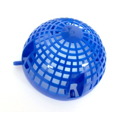 Grelha esférica de plástico azul com aberturas, vista isolada