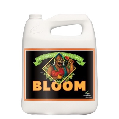 Frasco branco de plástico com rótulo preto e texto BLOOM