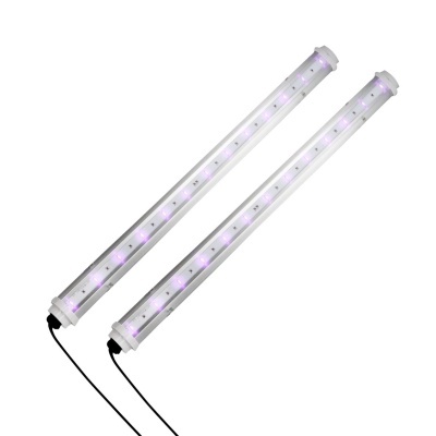 Dois tubos LED longos de plástico transparente com luzes roxas e cabo preto