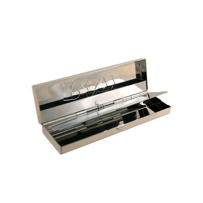 Estojo metálico prateado com tampa aberta e nome KAZZA no interior